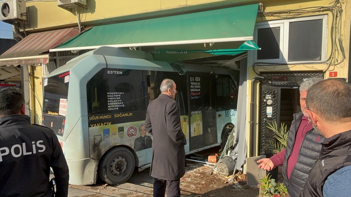 Kartal\'da Minibüs Kazası: 3 Yaralı