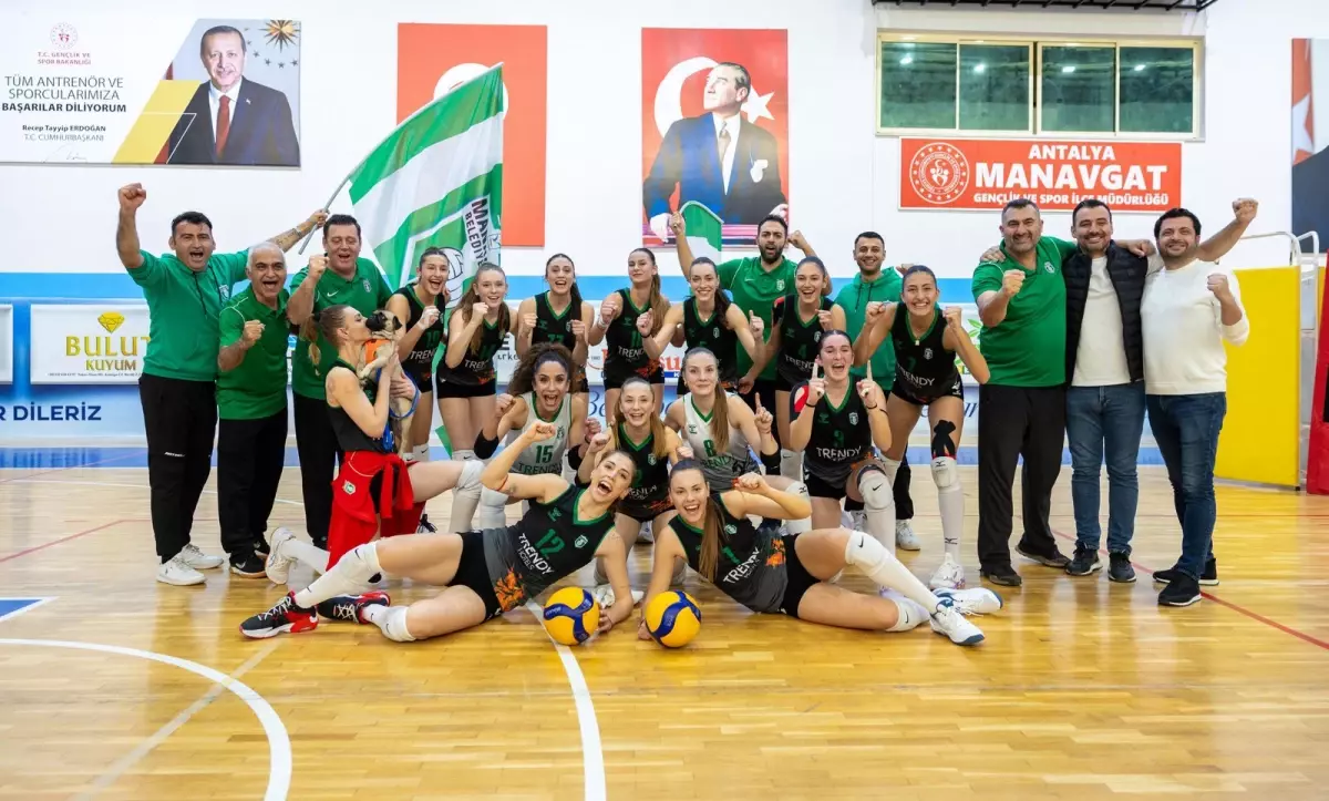 Manavgat Belediyespor Kadın Voleybol Takımı Namağlup Şampiyon Oldu