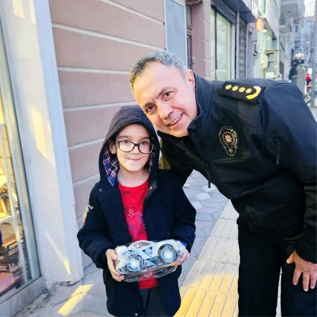 Polis Müdüründen Minik Çocuğa Anlamlı Hediye