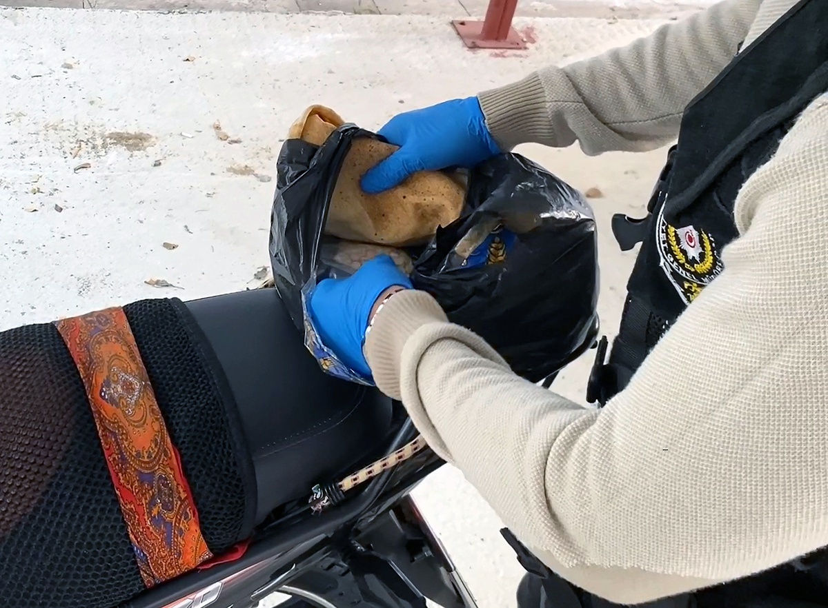 Adana\'da Motosikletten 972 Uyuşturucu Hap Çıktı