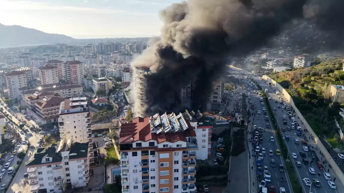 Alanya\'da Çıkan Yangında İşçiler Mahsur Kaldı