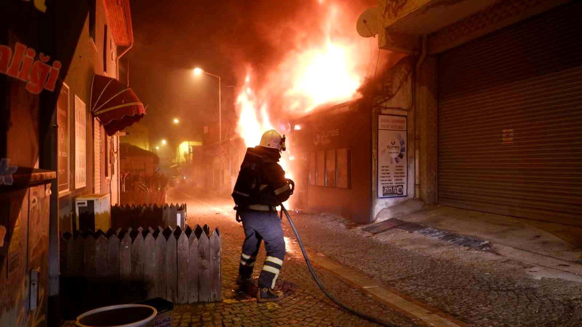 Edirne\'de Korkunç Yangın: 3 İş Yeri Yandı