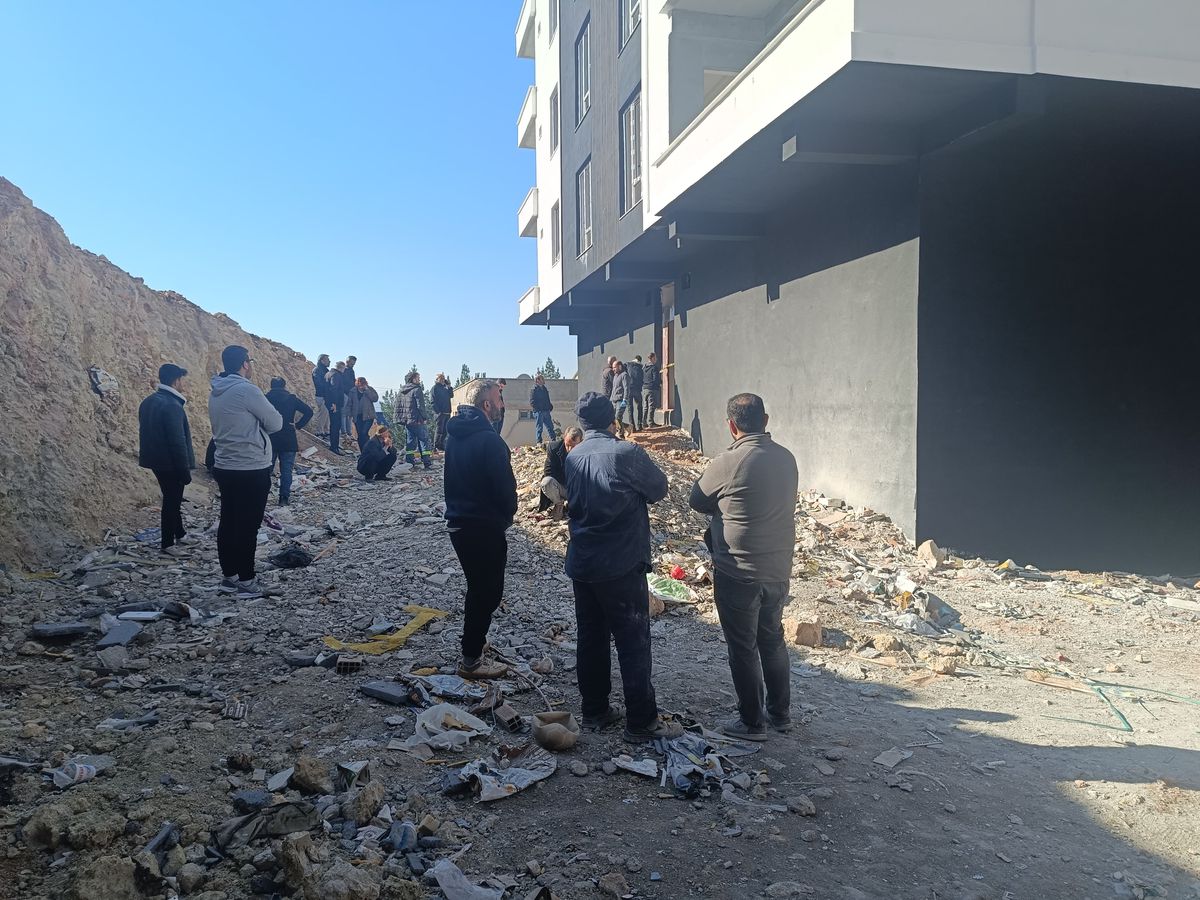 Siirt\'te İnşaatta Düşme Olayı: 52 Yaşındaki İşçi Hayatını Kaybetti