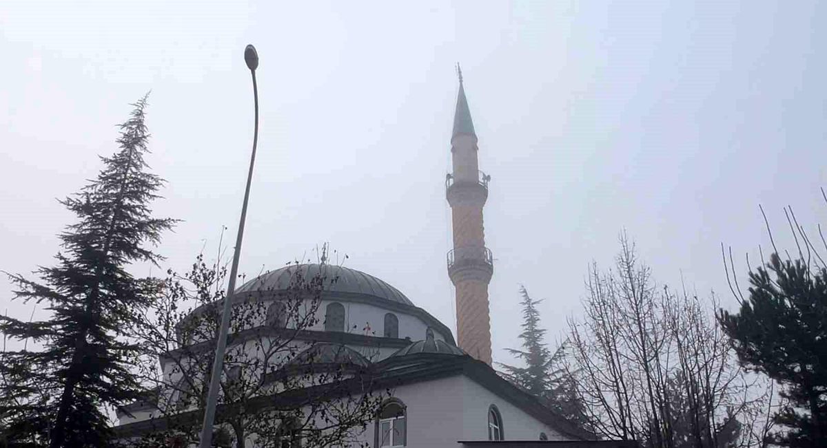 Afyonkarahisar\'da Sisli Hava Sürücüleri Zorluyor