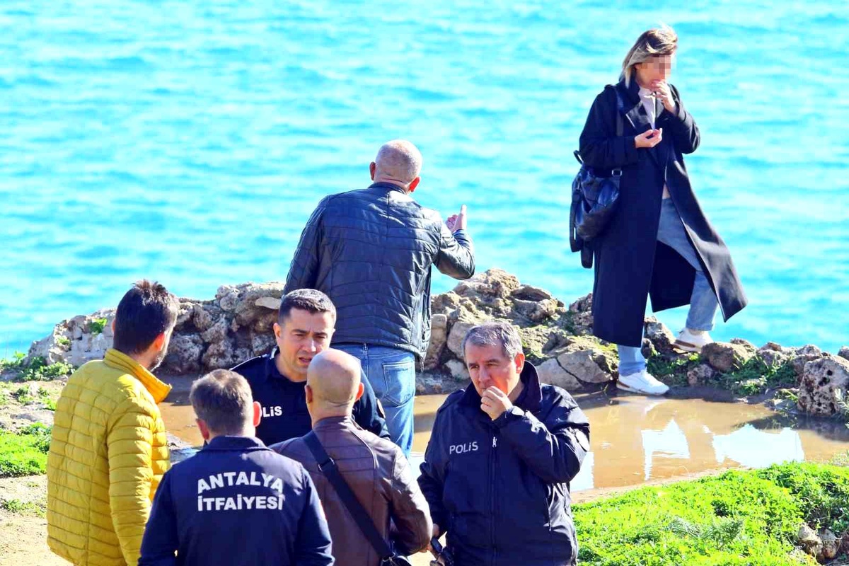 Antalya\'da Falezlerden Düşme Tehlikesi