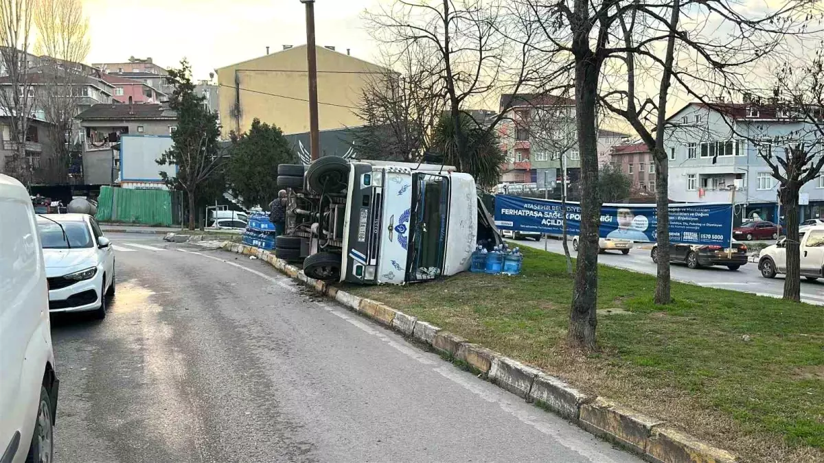 Ataşehir\'de Freni Patlayan Kamyonet Devrildi