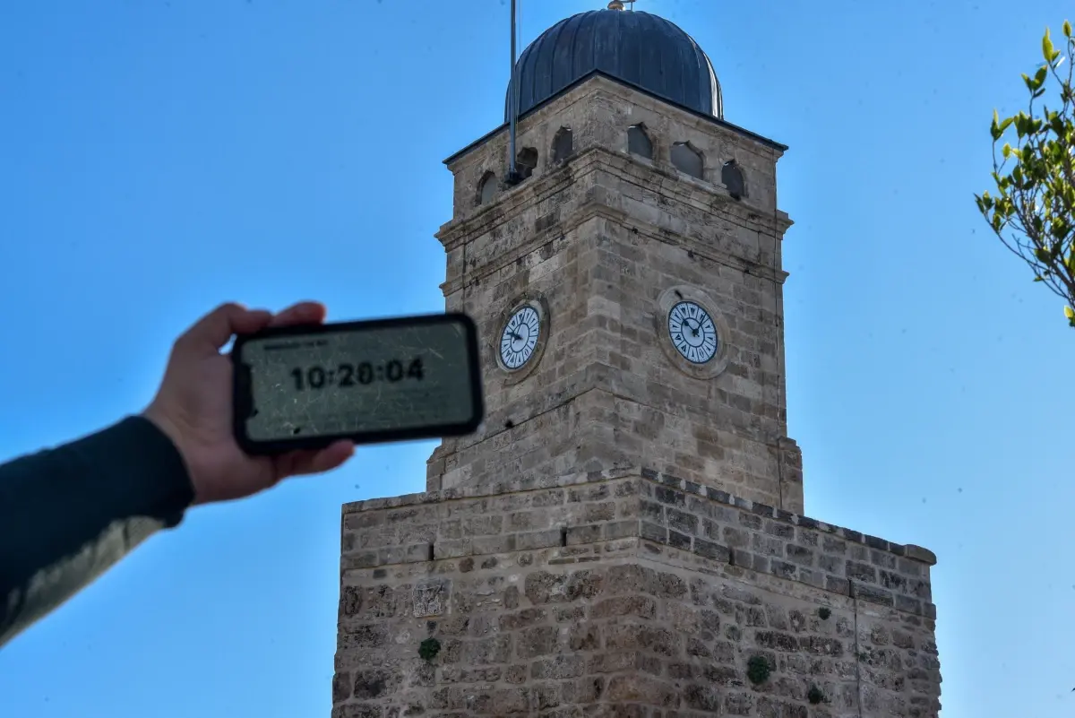 Antalya Saat Kulesi\'nin Yenilenen Saati Elektrik Kesintileri Nedeniyle Duruyor