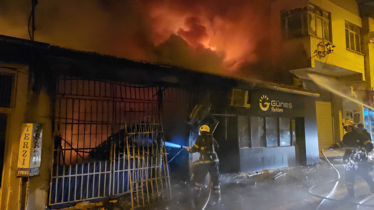 Edirne\'de Çakmak Dükkanında Yangın: 5 İş Yeri Hasar Gördü