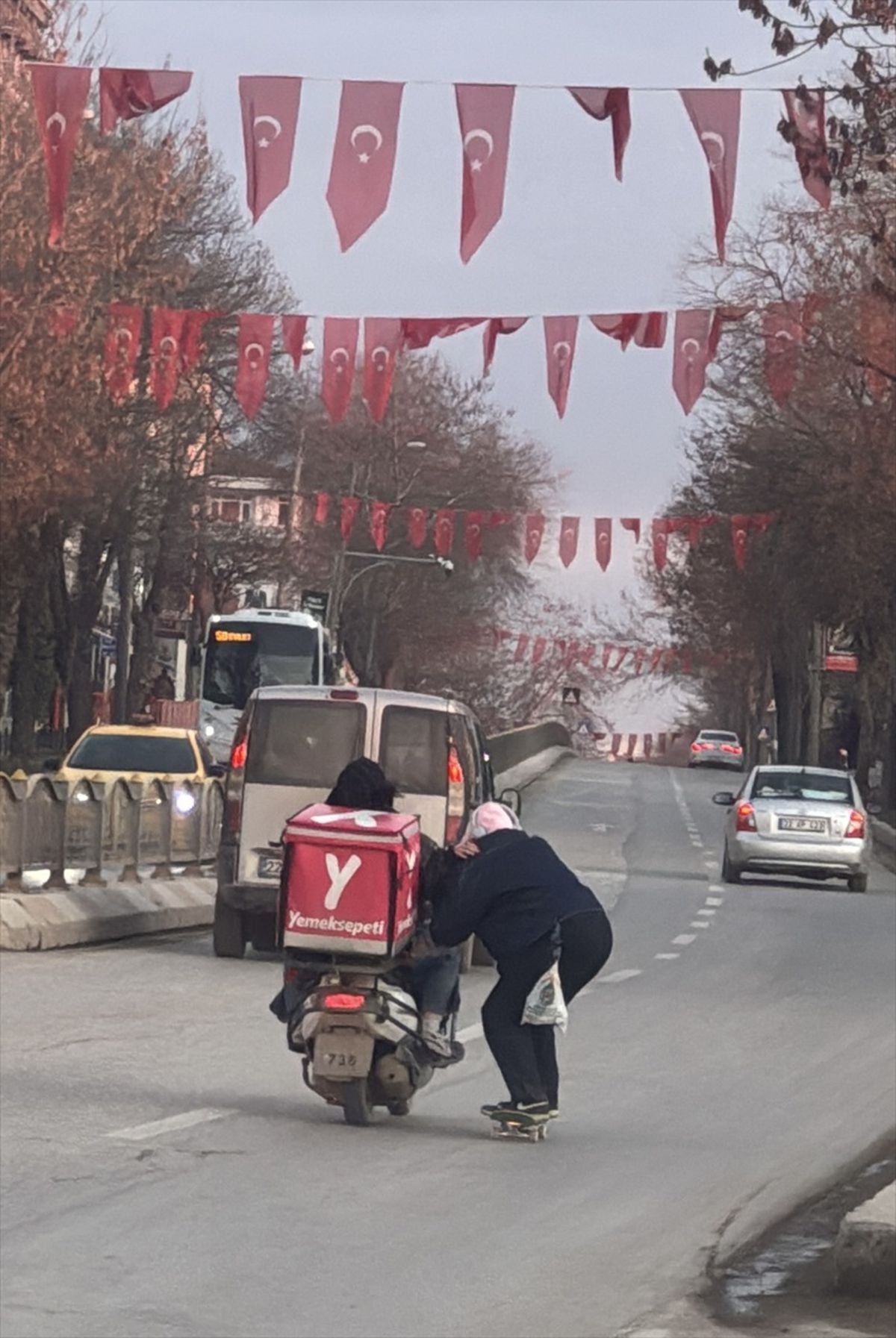 Edirne\'de Tehlikeli Kaykay Yolculuğu