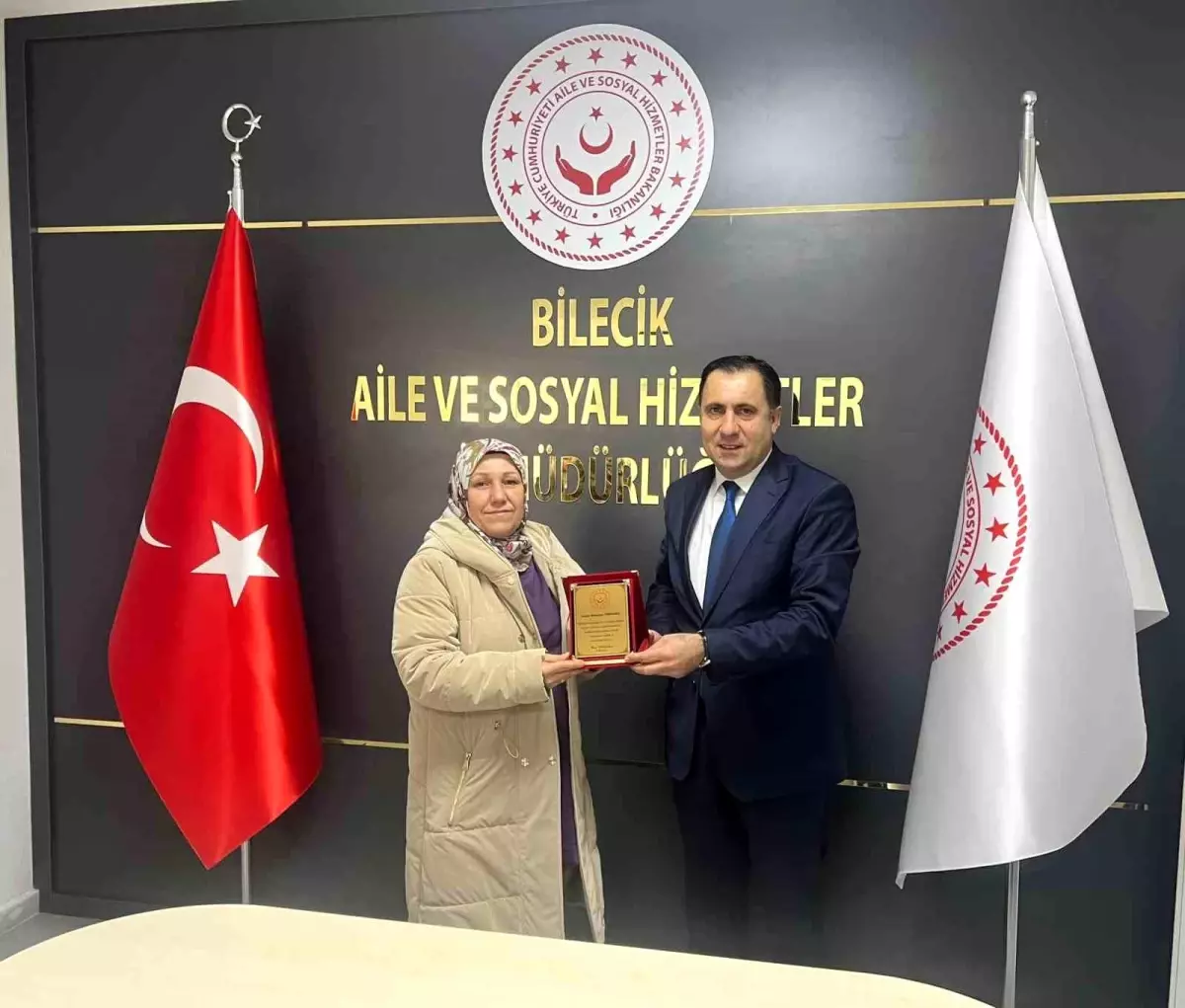 Bilecik\'te Emekli Personellere Plaket