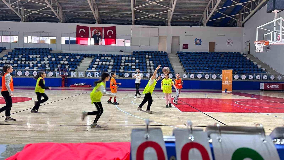 Hakkari\'de 1416 Çocuk Basketbol Oynuyor