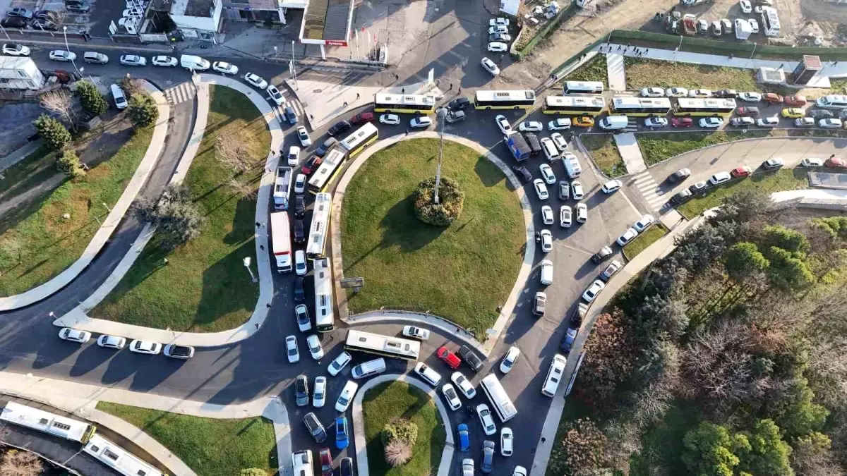 İETT Otobüsündeki Arıza Trafiği Kilitledi