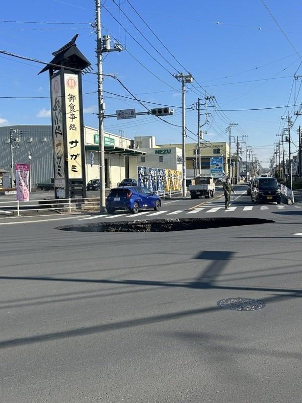 Japonya'da yol çöktü, kamyon dev çukura düştü