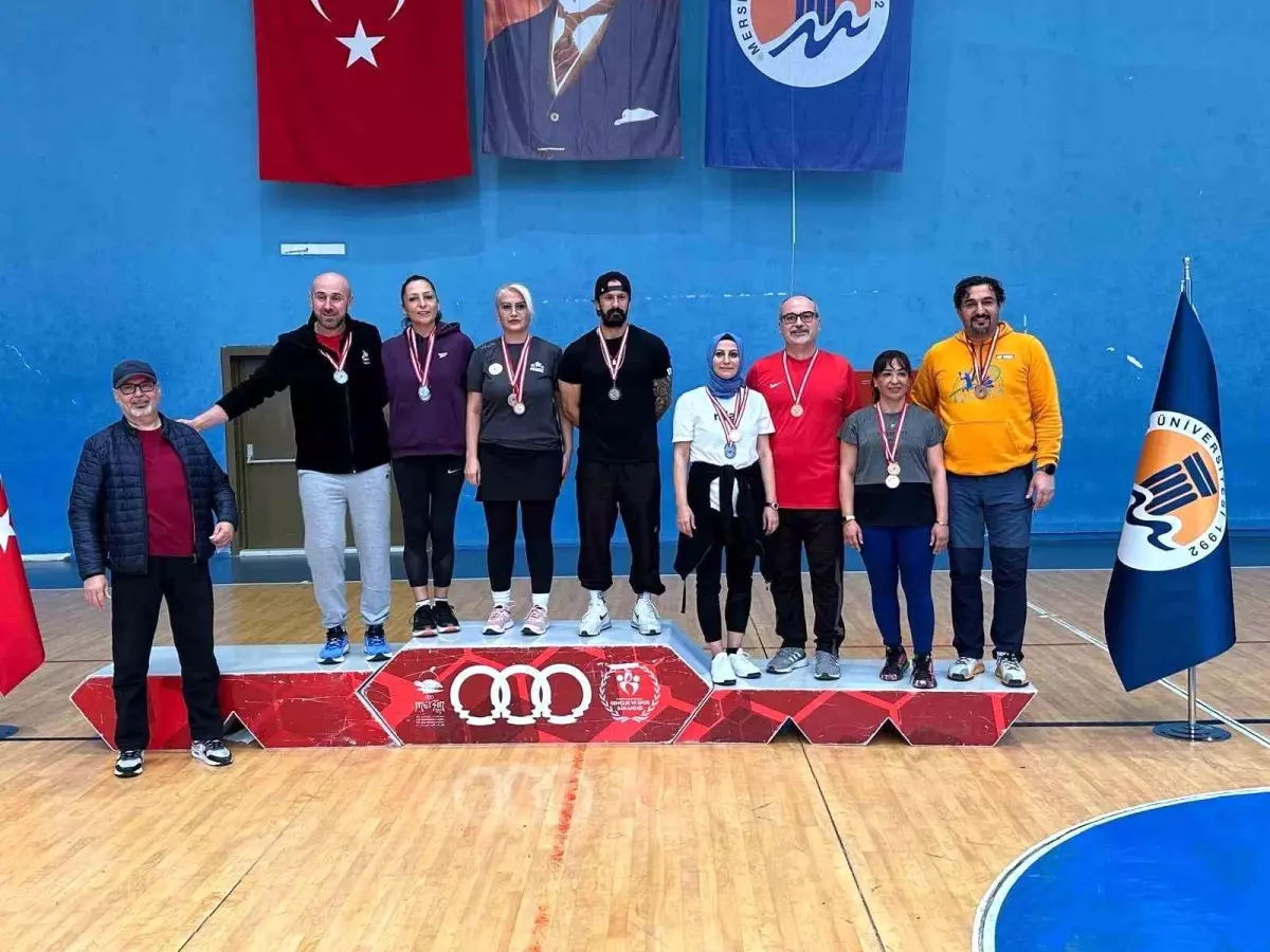 Şehzadeler Belediyesi Badmintoncuları Masterler Şampiyonası\'nda Altın Madalyalar Kazandı