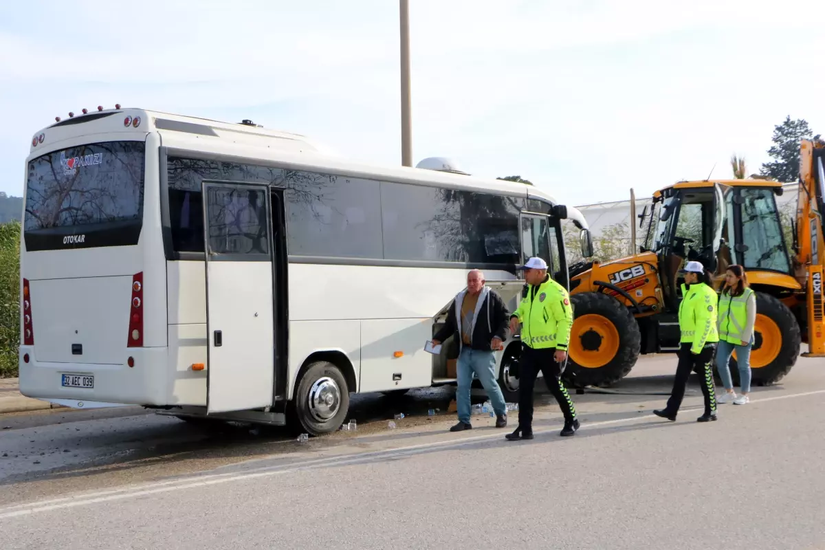 Kemer\'de Midibüs ile İş Makinesi Çarpıştı: 23 Yaralı