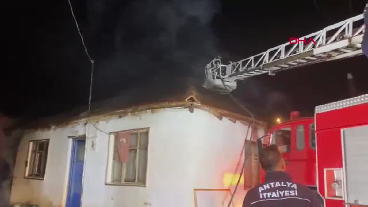 Antalya\'da Müstakil Evde Yangın: 1 Kadın ve 2 Çocuk Kurtarıldı