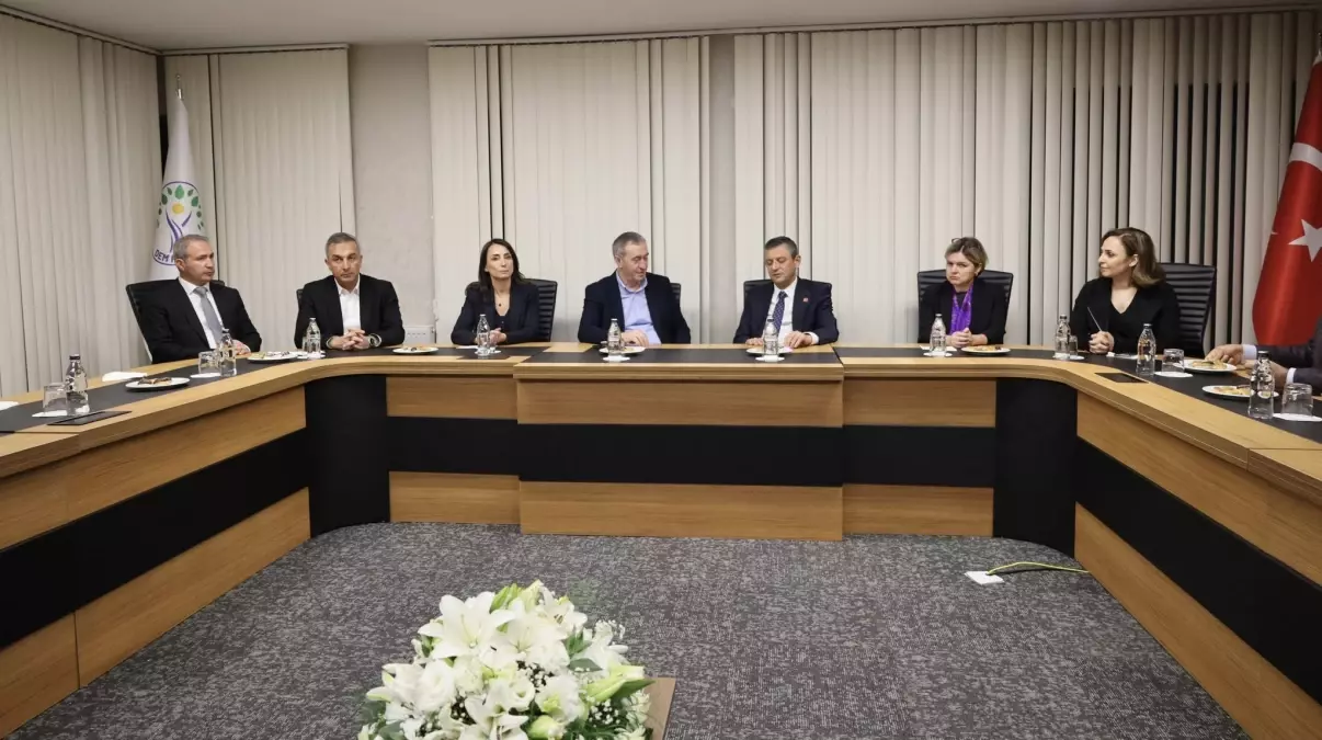 CHP Lideri Özgür Özel, Tuncer Bakırhan\'a Taziye Ziyaretinde Bulundu