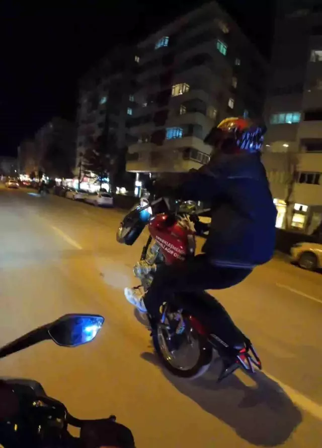 Vatandaş gibi yanaşan sivil polis, 3 motosikletli gece hayatlarının şokunu yaşattı