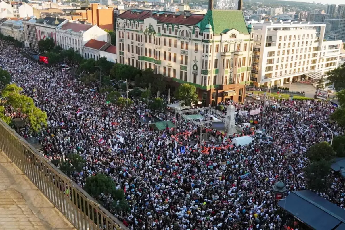 Protestolarla yangın yerine dönen Sırbistan\'da Başbakan Vucevic istifa etti