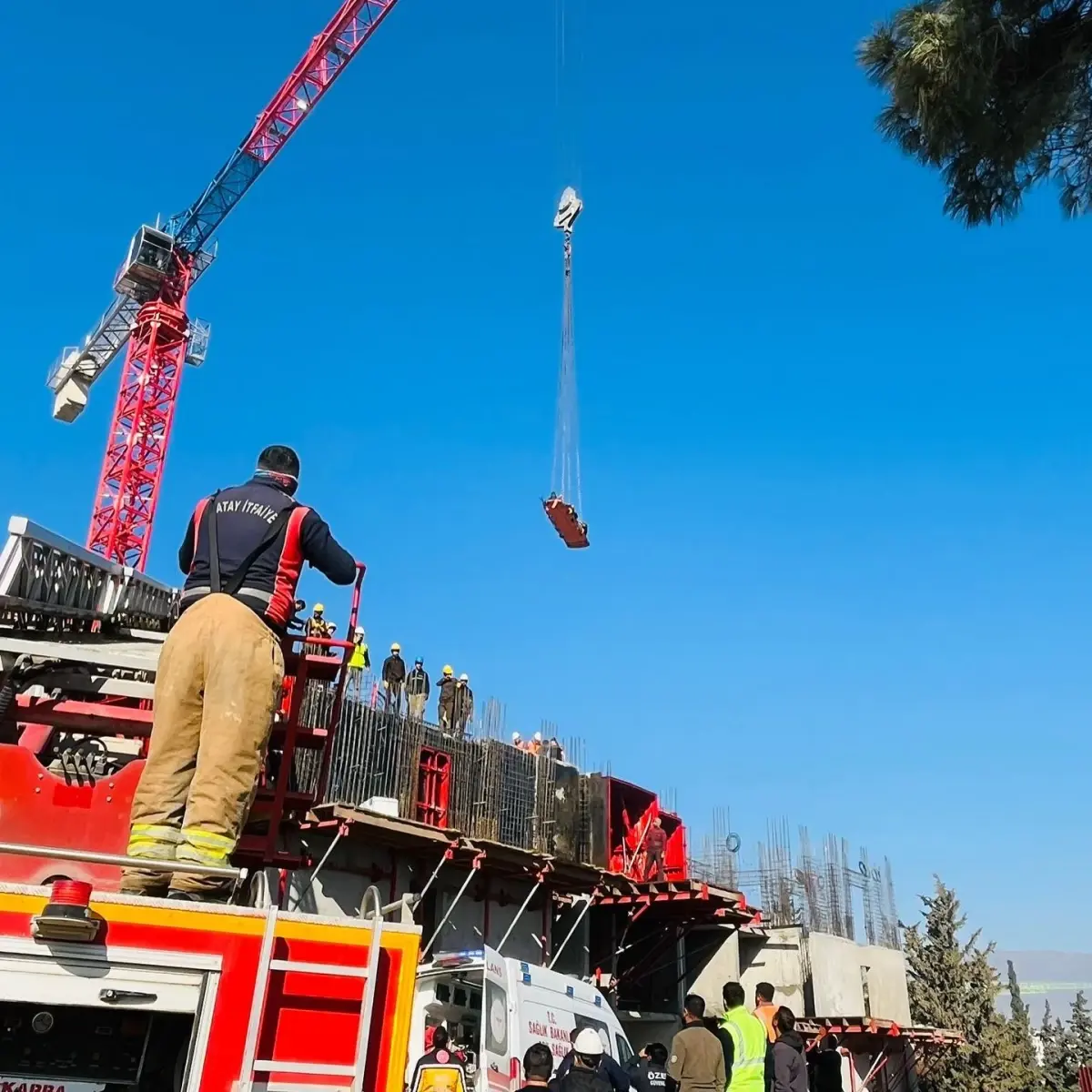 Antakya\'da İnşaatta Mahsur Kalan İşçi Kurtarıldı