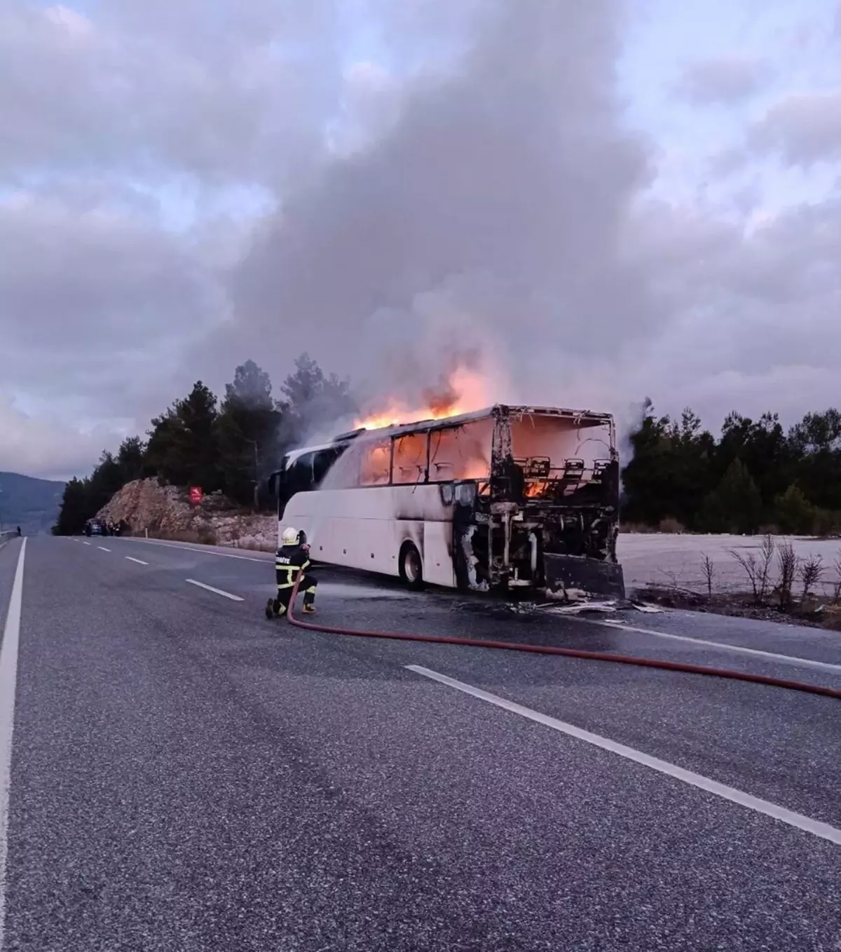 Muğla\'da Motor Kısmından Alev Alan Servis Otobüsü Kullanmaya Üçyıl Hale Geldi