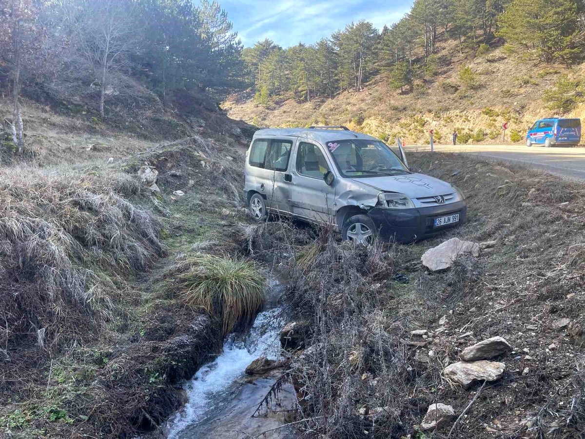 Eskişehir\'de Kaza: Araç Şarampole Uçtu