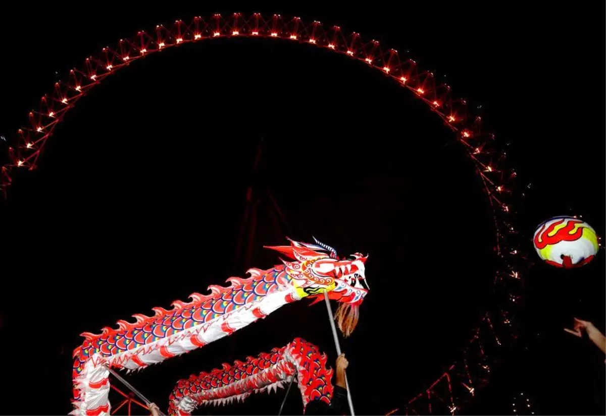 London Eye, Çin Yeni Yılı için Kırmızı Işıklarla Aydınlatıldı