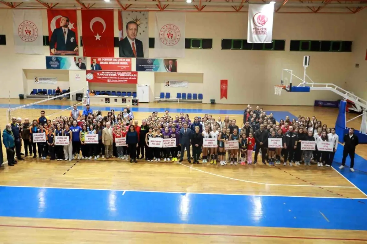 Burhaniye\'de Midi ve Yıldız Kızlar Voleybol Turnuvası Başladı