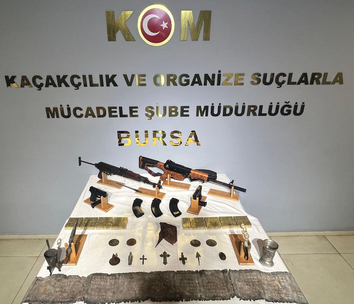 Bursa\'da Ruhsatsız Silah ve Tarihi Eser Kaçakçılığı Operasyonu
