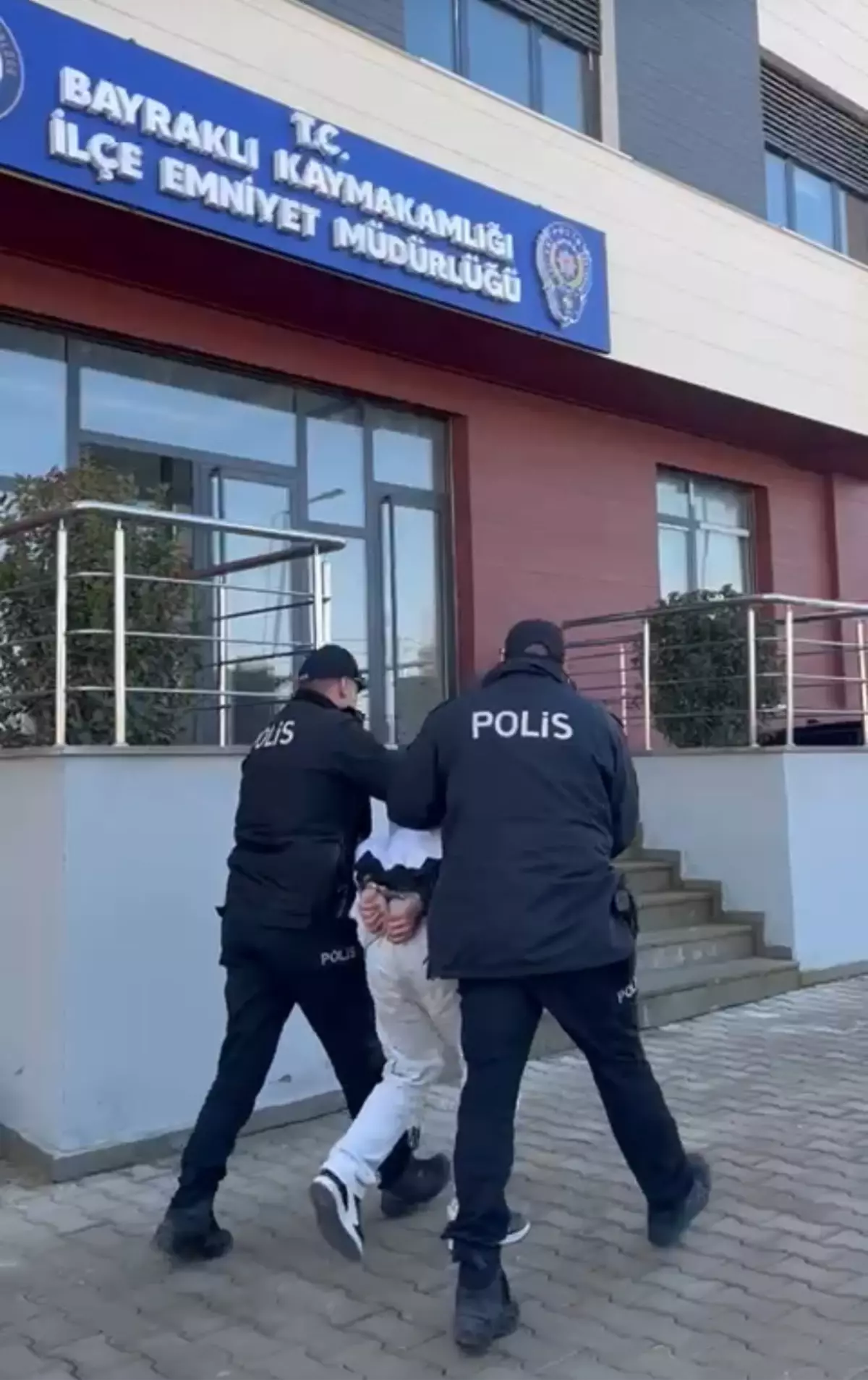 Polis ve Savcı Kılığındaki Dolandırıcılar Suçüstü Yakalandı