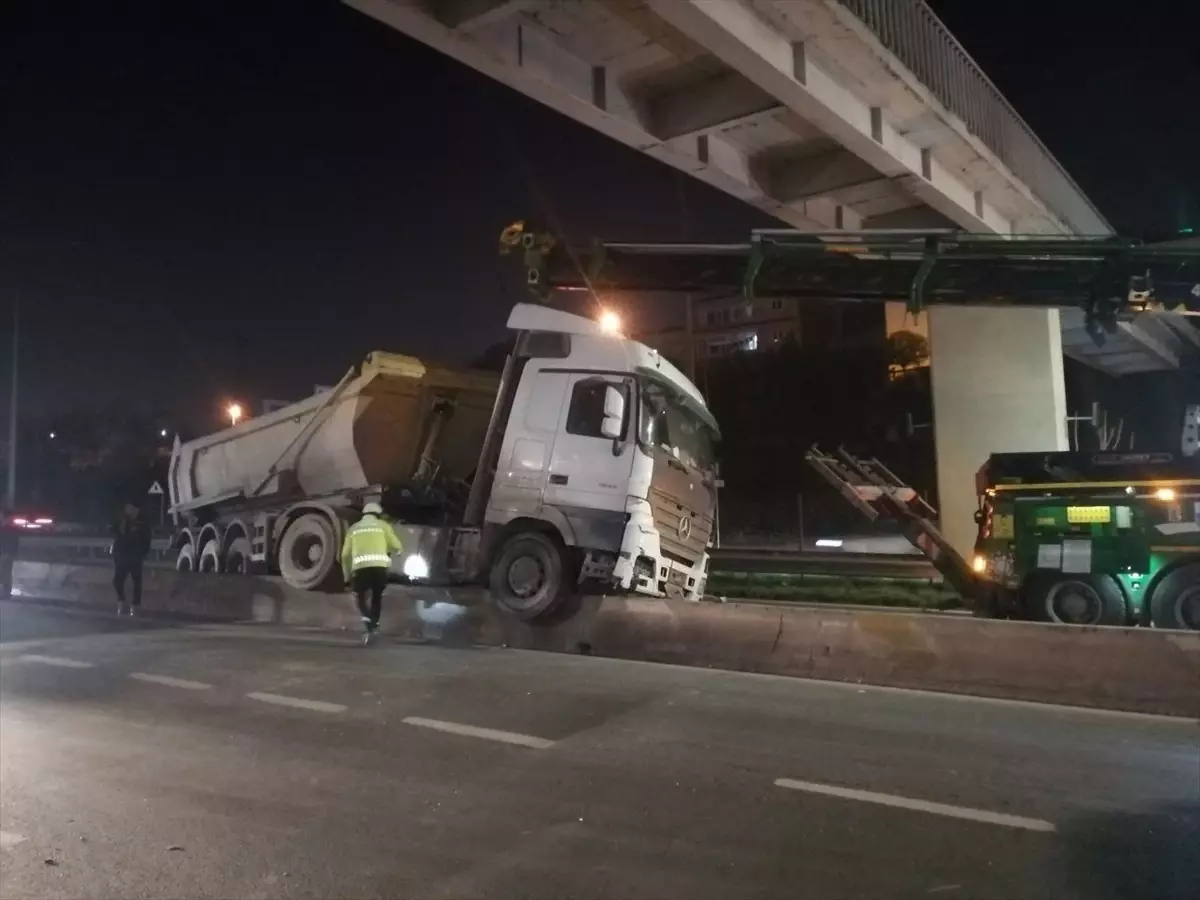 Hafriyat Kamyonu Bariyerlere Asıldı