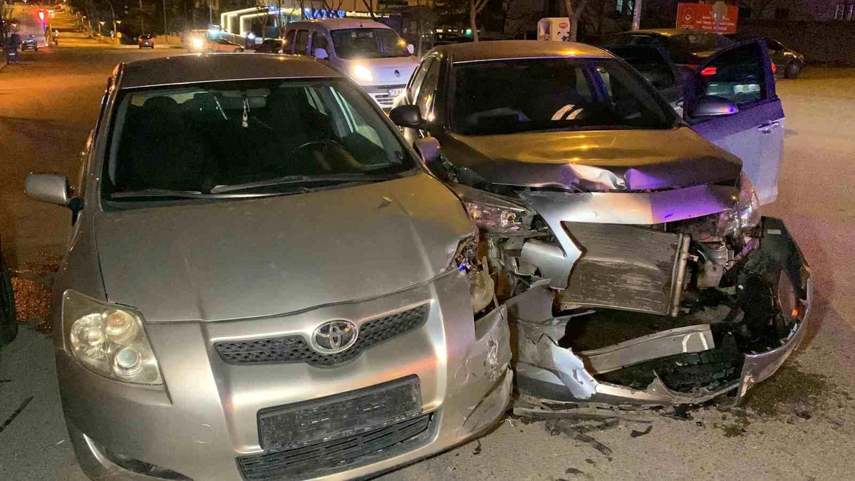 Karaman\'da iki otomobil çarpıştı: 2 yaralı