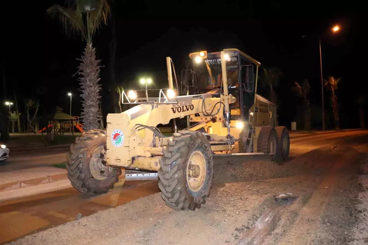 Kepez Belediyesi\'nden Gece Çalışması: Şahinbey Caddesi Yenileniyor