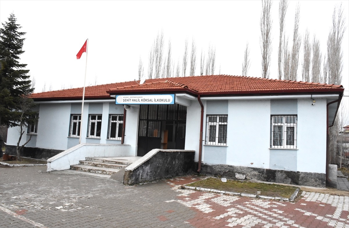 Aksaray\'daki köy okulu ara tatilde el birliğiyle eğitime hazırlanıyor