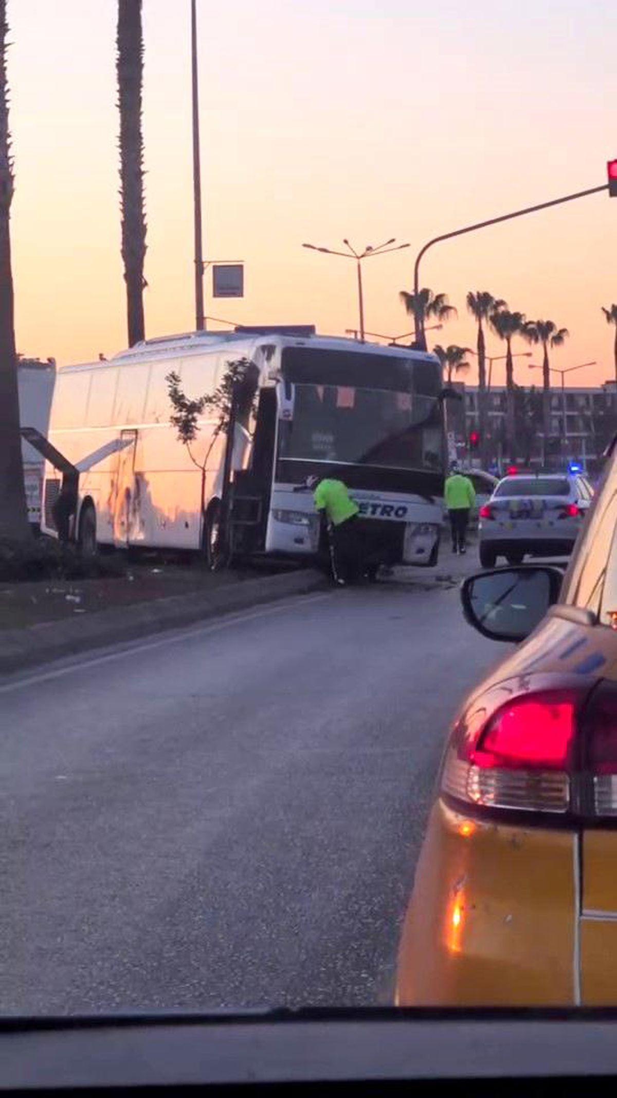 Adana\'da Otobüs ve Araç Çarpıştı
