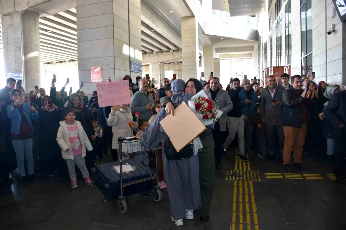 Şahinbey Belediyesi Umreye Gönderdiği Öğrencileri Karşıladı