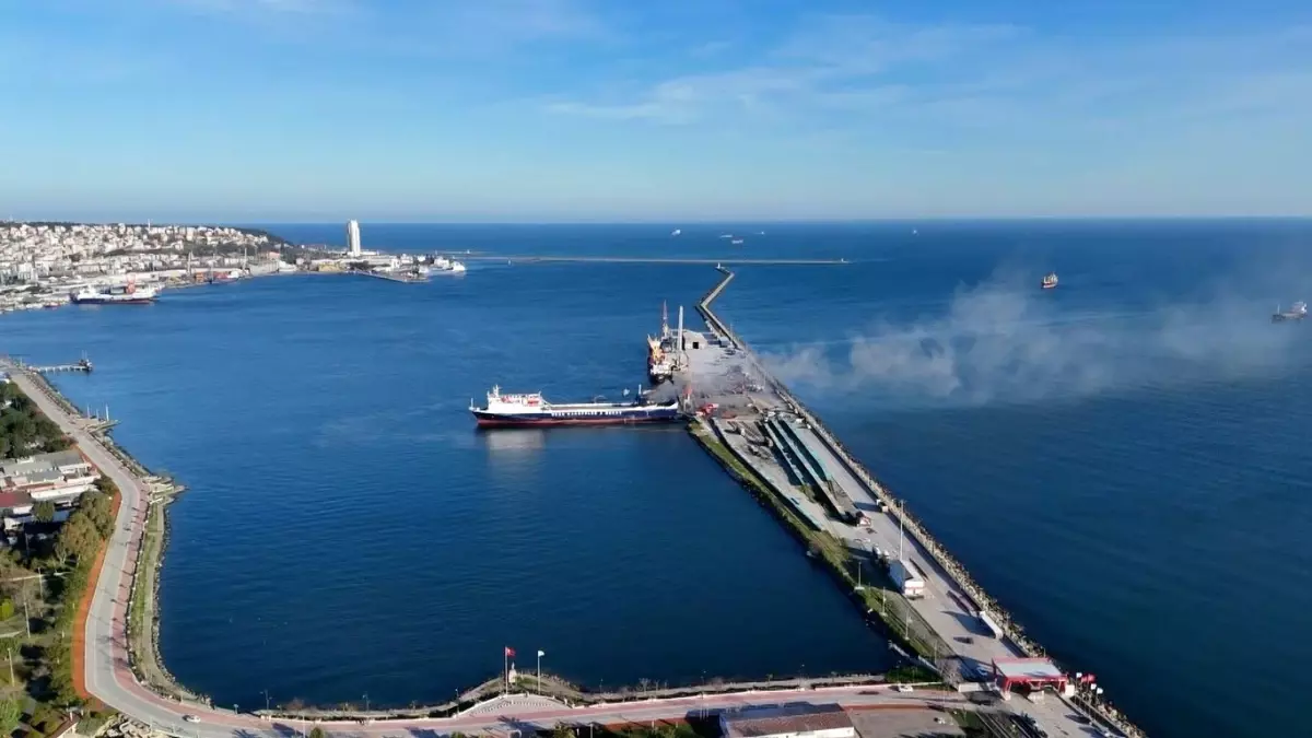 Samsun Limanı\'nda Yangın Çıkan Geminin Tamiri İçin Soruşturma Bekleniyor
