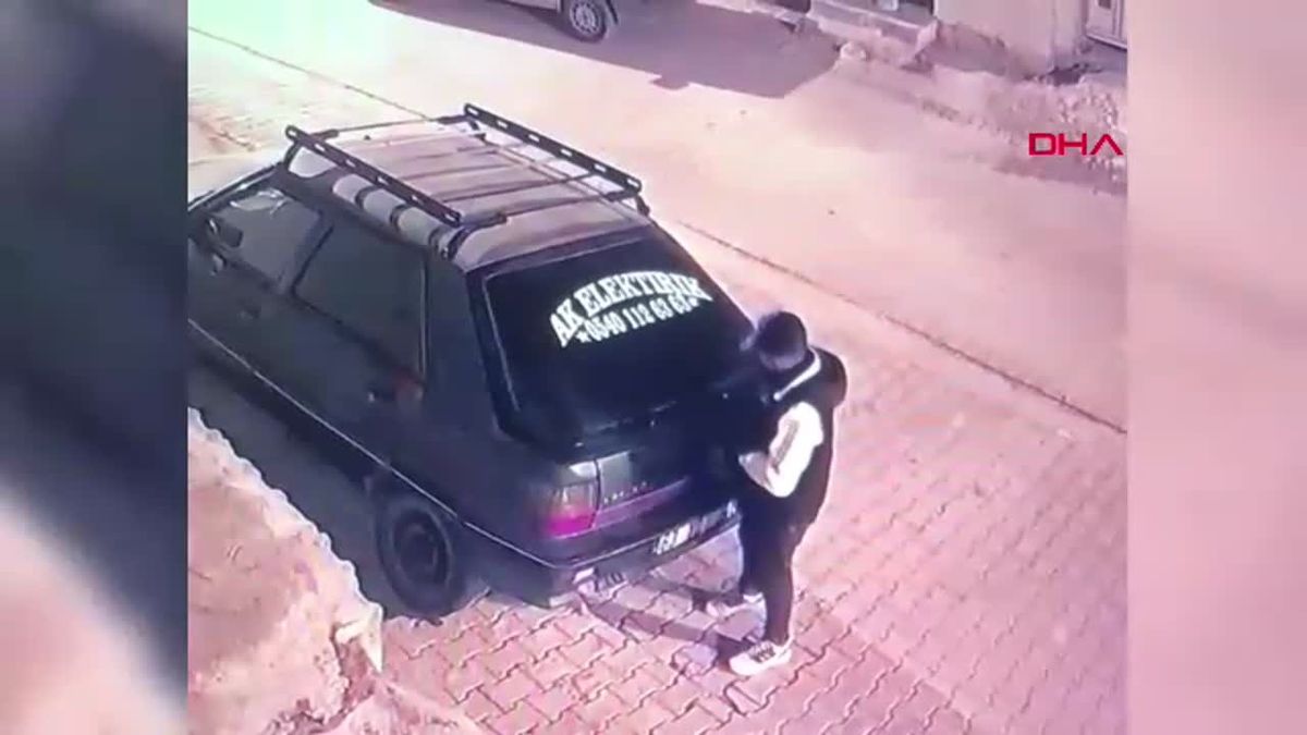 Şanlıurfa\'da Park Halindeki Otomobilden Hırsızlık Kamerada
