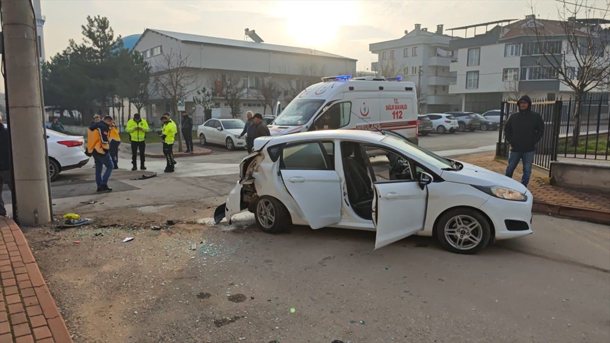 İnegöl\'de Trafik Kazası: 1 Yaralı