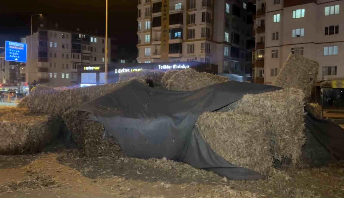 Aksaray\'da Tır Saman Balyalarını Yola Devrildi