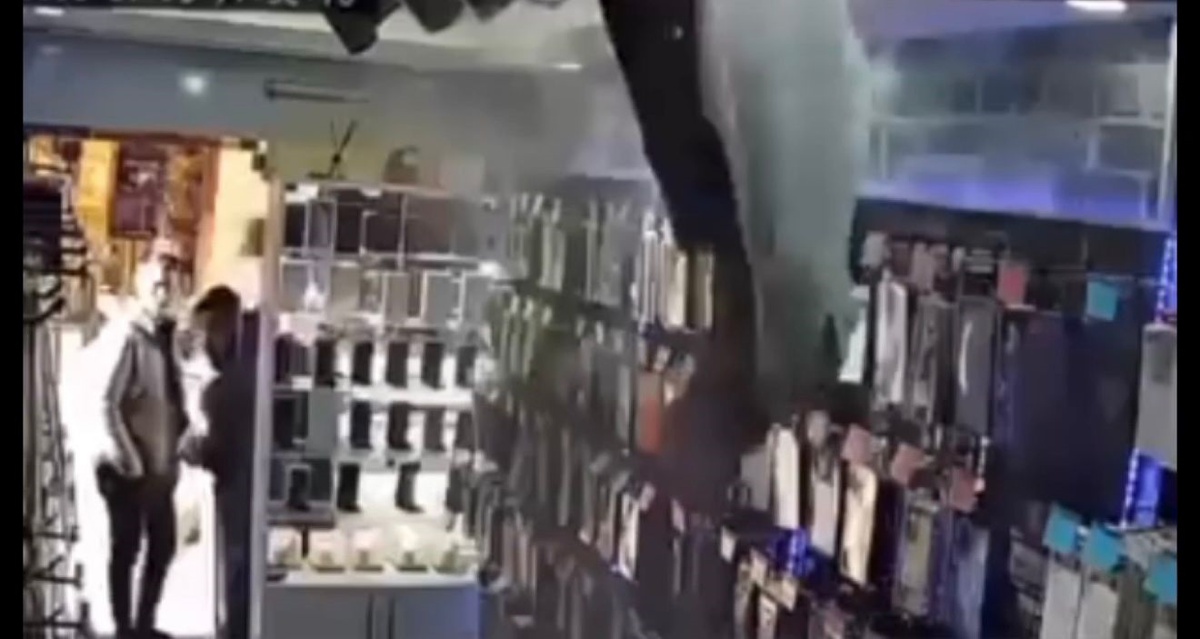 Bartın\'da İş Yerinin Tavanı Çöktü, O Anlar Kamerada