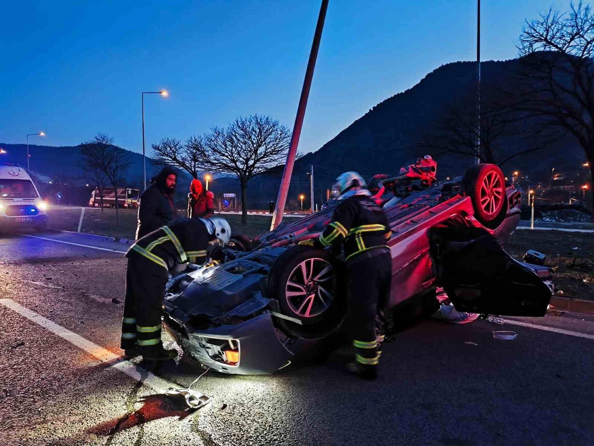 Bilecik\'te Trafik Kazası: Otomobil Tıra Çarptı, Sürücü Yaralandı