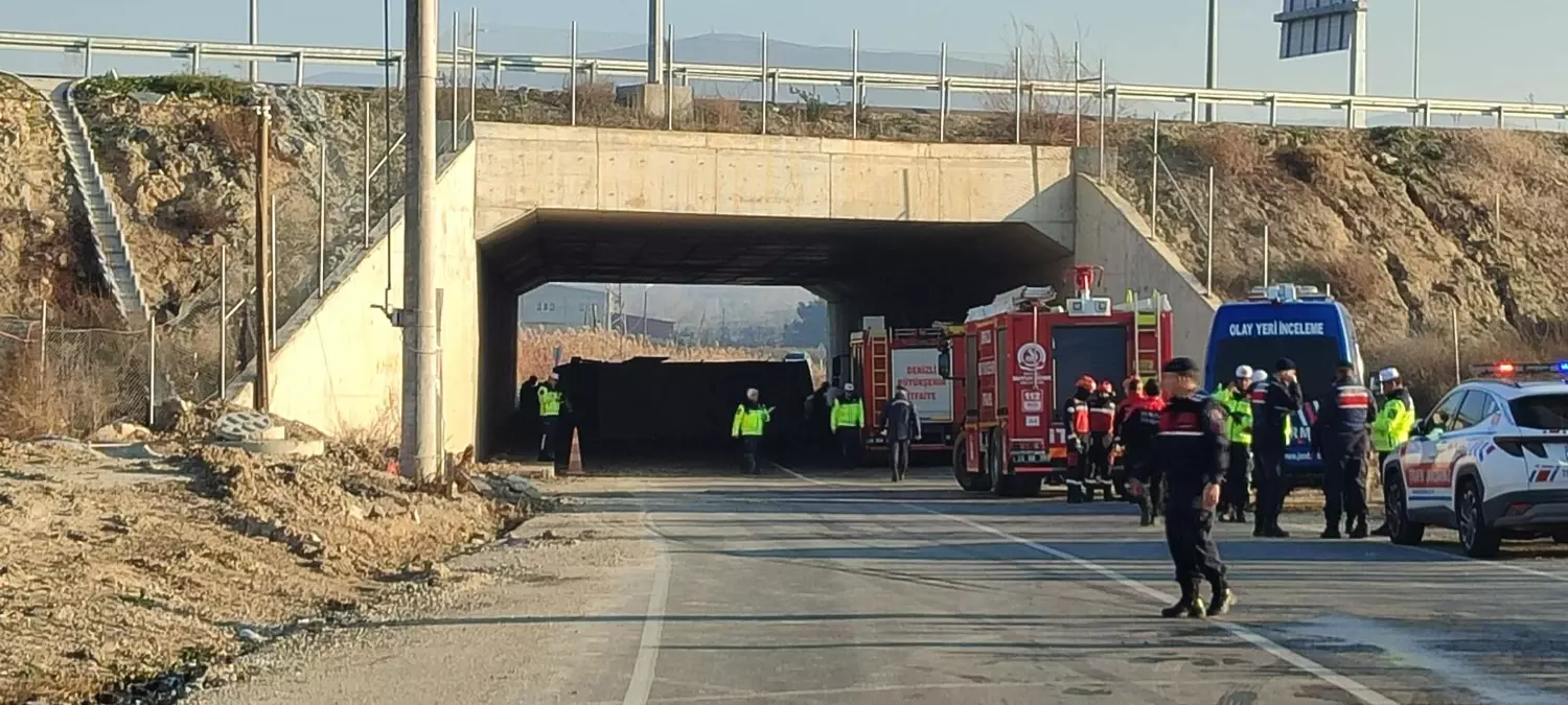 Denizli\'de İşçileri Taşıyan Midibüs Devrildi: 4 Ölü