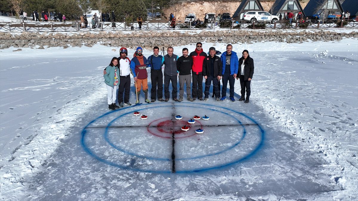 Erzincan\'da Buzda Curling Keyfi