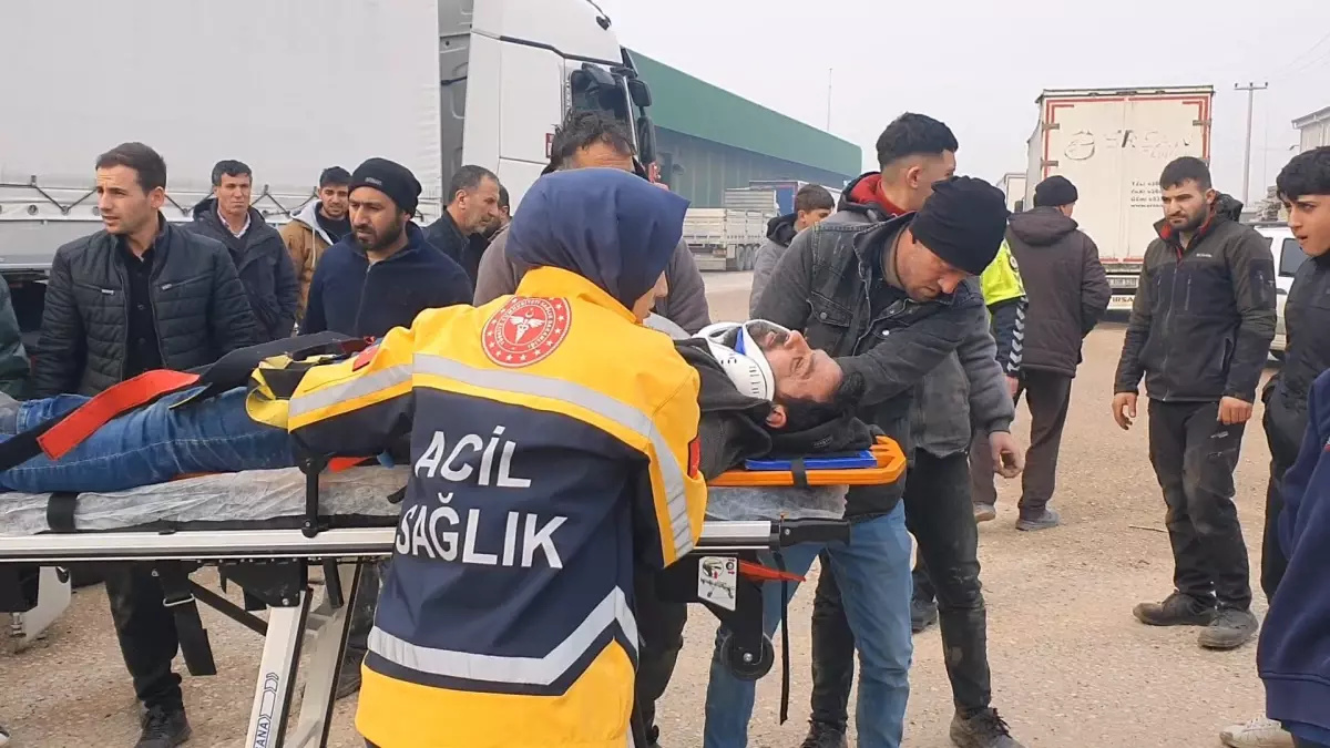 İnegöl\'de Kafa Kafaya Çarpışan Motosiklet Sürücüsü Ağır Yaralandı