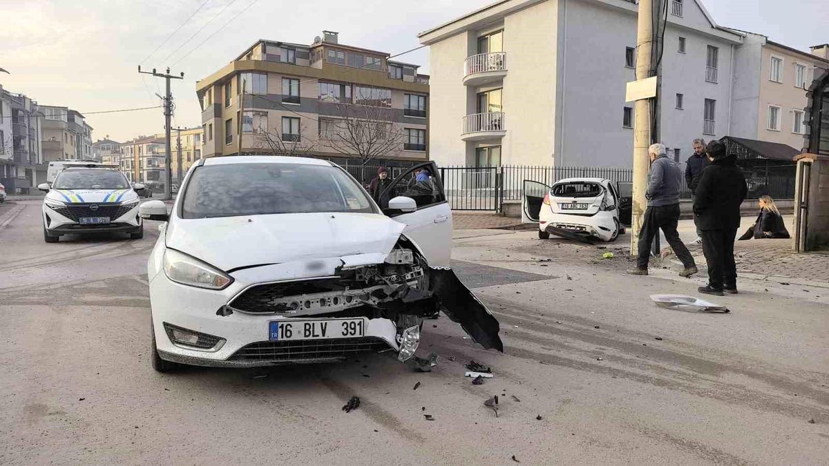 İnegöl\'de Otomobil Kazası: 3 Yaralı