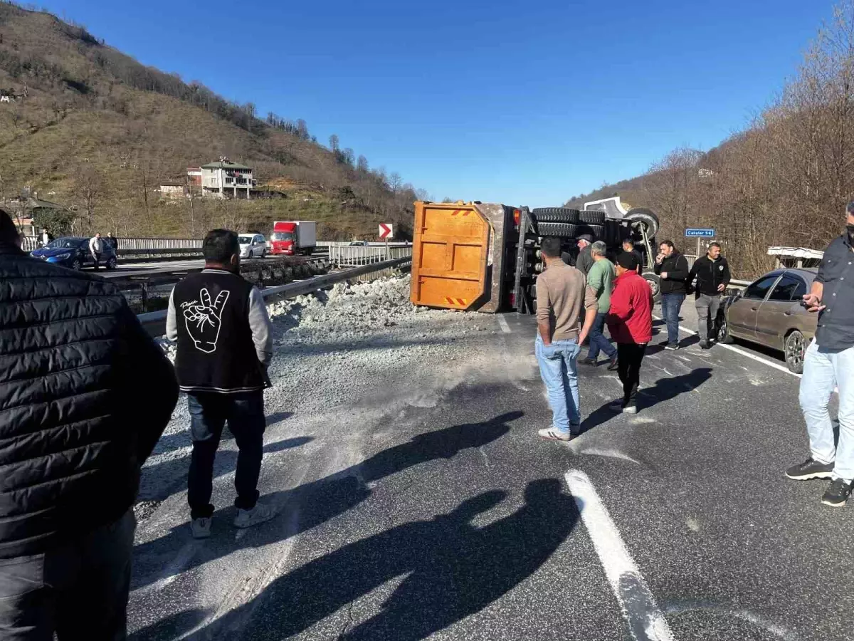 Ordu\'da Kil Yüklü Kamyon Devrildi