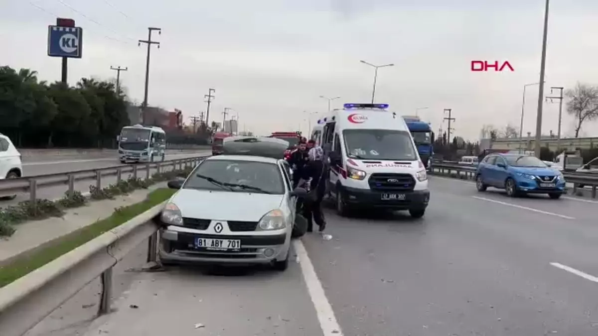 Kocaeli\'de Trafik Kazası: 3 Yaralı