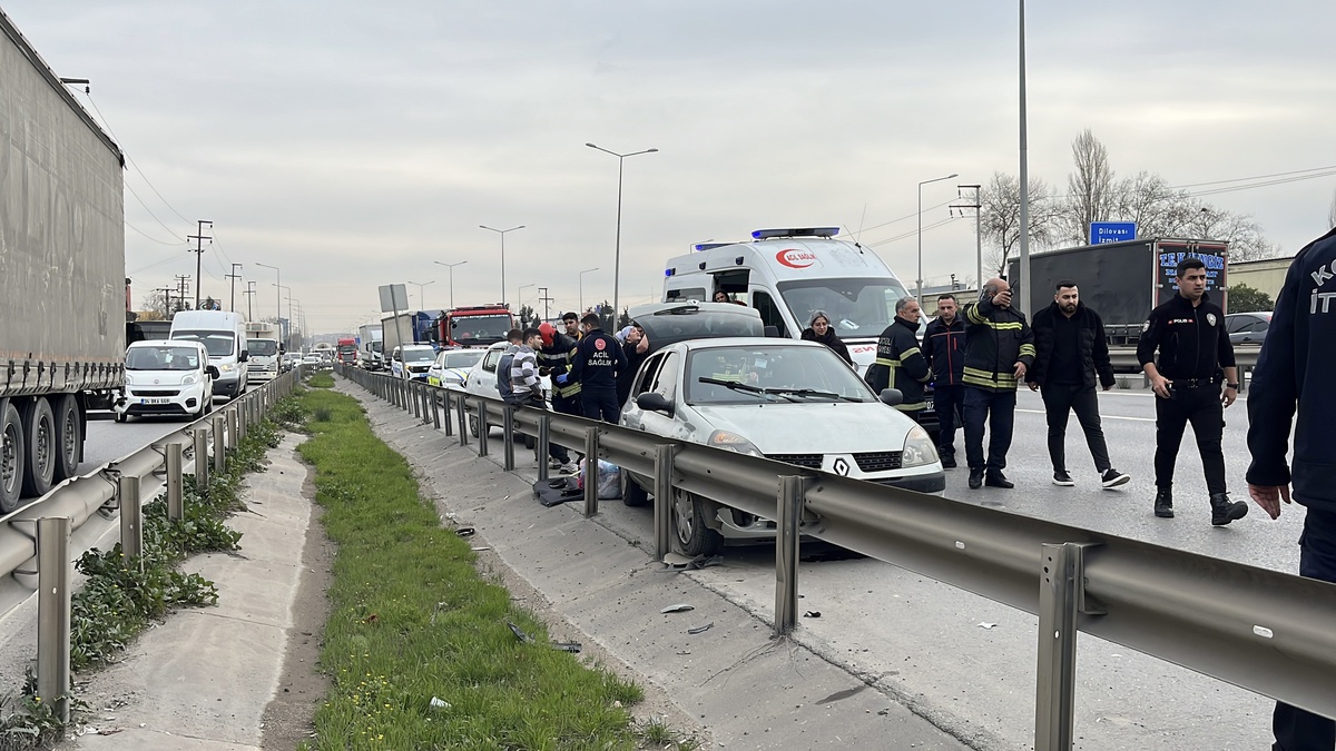 Kocaeli\'de Trafik Kazası: 3 Yaralı