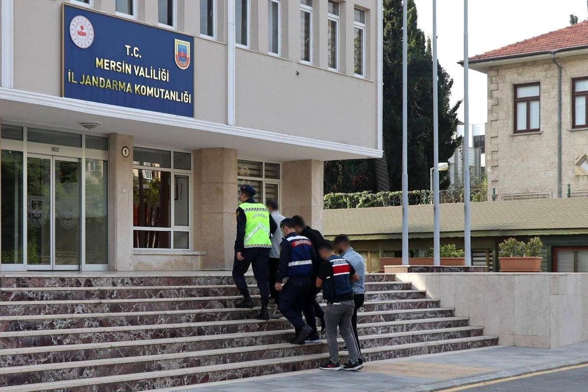 Mersin\'de 727 Aranan Şahıs Yakalandı